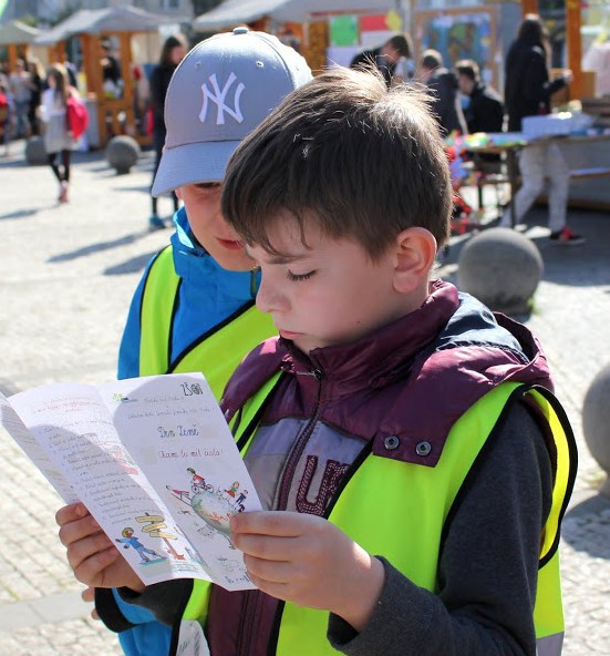 S T R Á N K A 18 Š K O L Á Č E K Den Země Nejen prvňáci se rozhodli poklidit kousek školní zahrady. Všechny třídy vyrazily vybaveny rukavicemi, rýčem a dobrou náladou na školní zahradu.