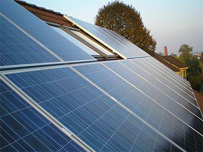 Solární elektrárna Využívá fotovoltaických panelů; při dopadu slunečního záření na monokrystaly