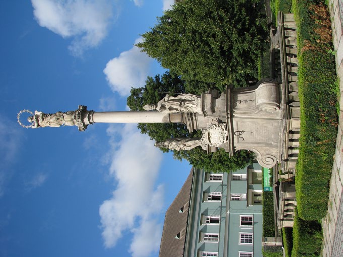 4. HAVLÍČKOVO NÁMĚSTÍ Kousek od pomníku je druhé dačické náměstí. Jmenuje se Havlíčkovo a stojí tu hezký zelenomodrý zámek.