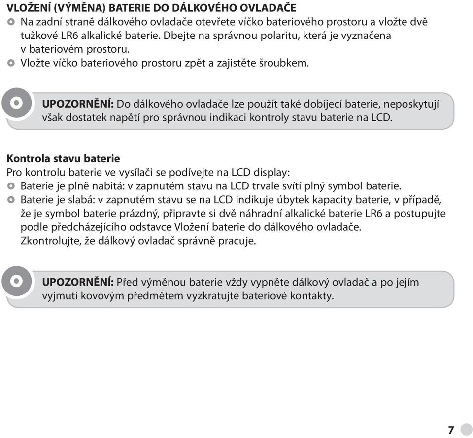 UPOZORNĚNÍ: Do dálkového ovladače lze použít také dobíjecí baterie, neposkytují však dostatek napětí pro správnou indikaci kontroly stavu baterie na LCD.