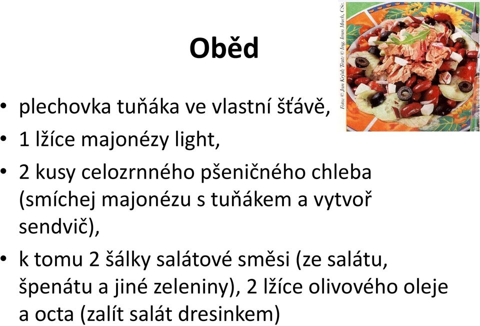 vytvoř sendvič), k tomu 2 šálky salátové směsi (ze salátu, špenátu