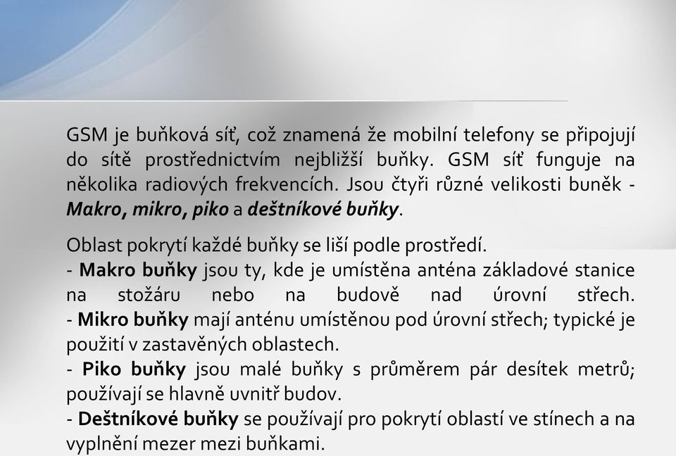 - Makro buňky jsou ty, kde je umístěna anténa základové stanice na stožáru nebo na budově nad úrovní střech.