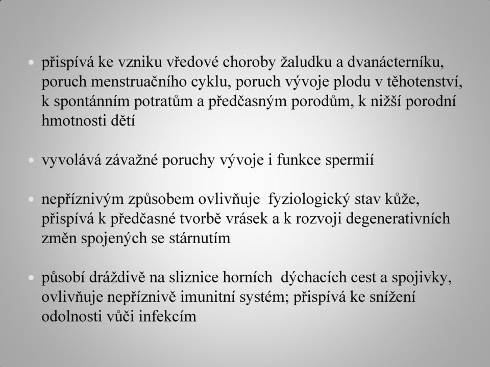 způsobem ovlivňuje fyziologický stav kůže, přispívá k předčasné tvorbě vrásek a k rozvoji degenerativních změn spojených se stárnutím