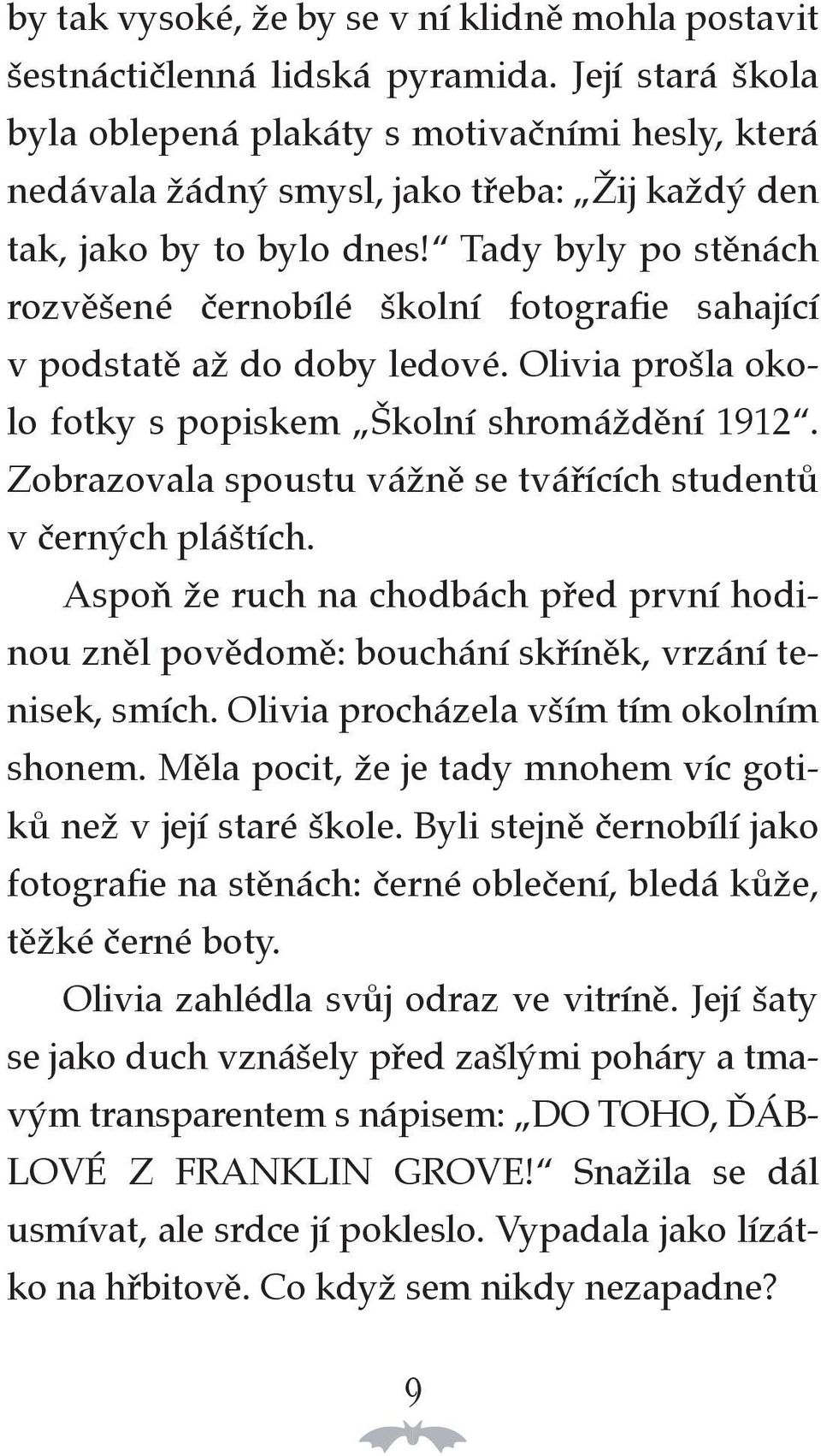 Tady byly po stěnách rozvěšené černobílé školní fotografie sahající v podstatě až do doby ledové. Olivia prošla okolo fotky s popiskem Školní shromáždění 1912.