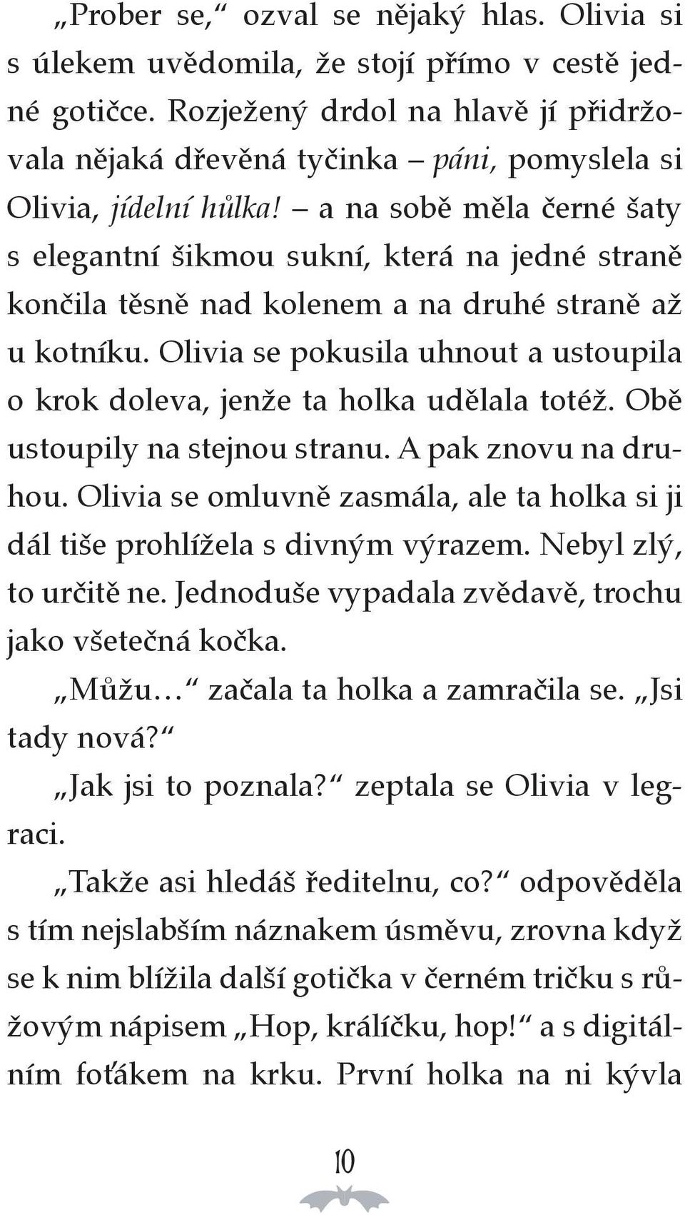 a na sobě měla černé šaty s elegantní šikmou sukní, která na jedné straně končila těsně nad kolenem a na druhé straně až u kotníku.