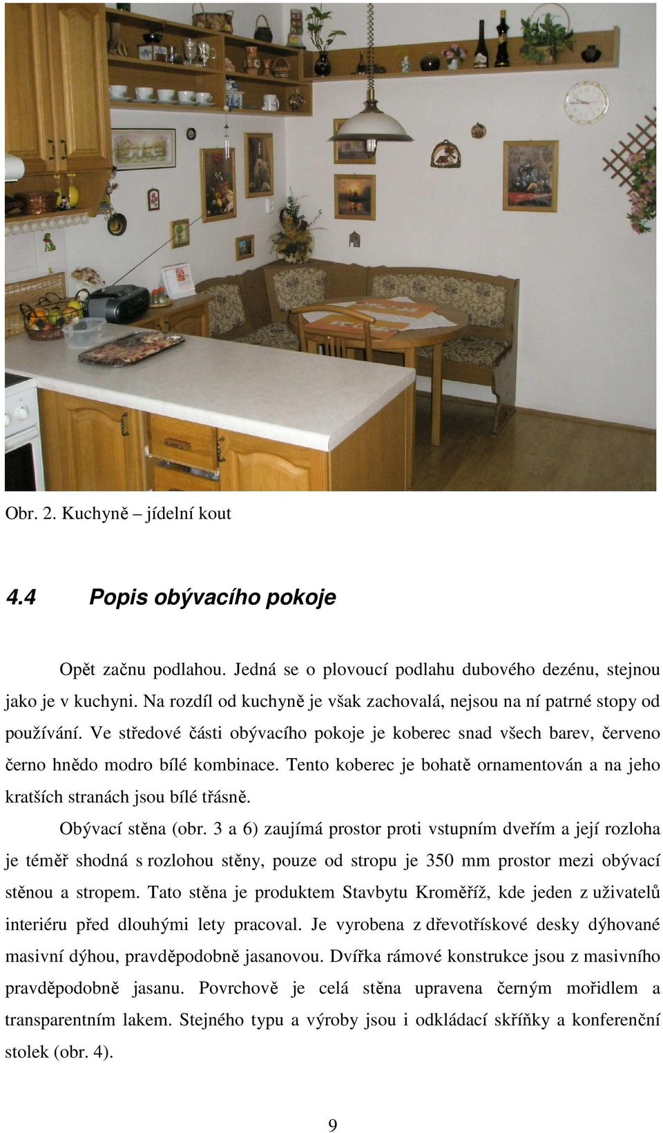 Tento koberec je bohatě ornamentován a na jeho kratších stranách jsou bílé třásně. Obývací stěna (obr.