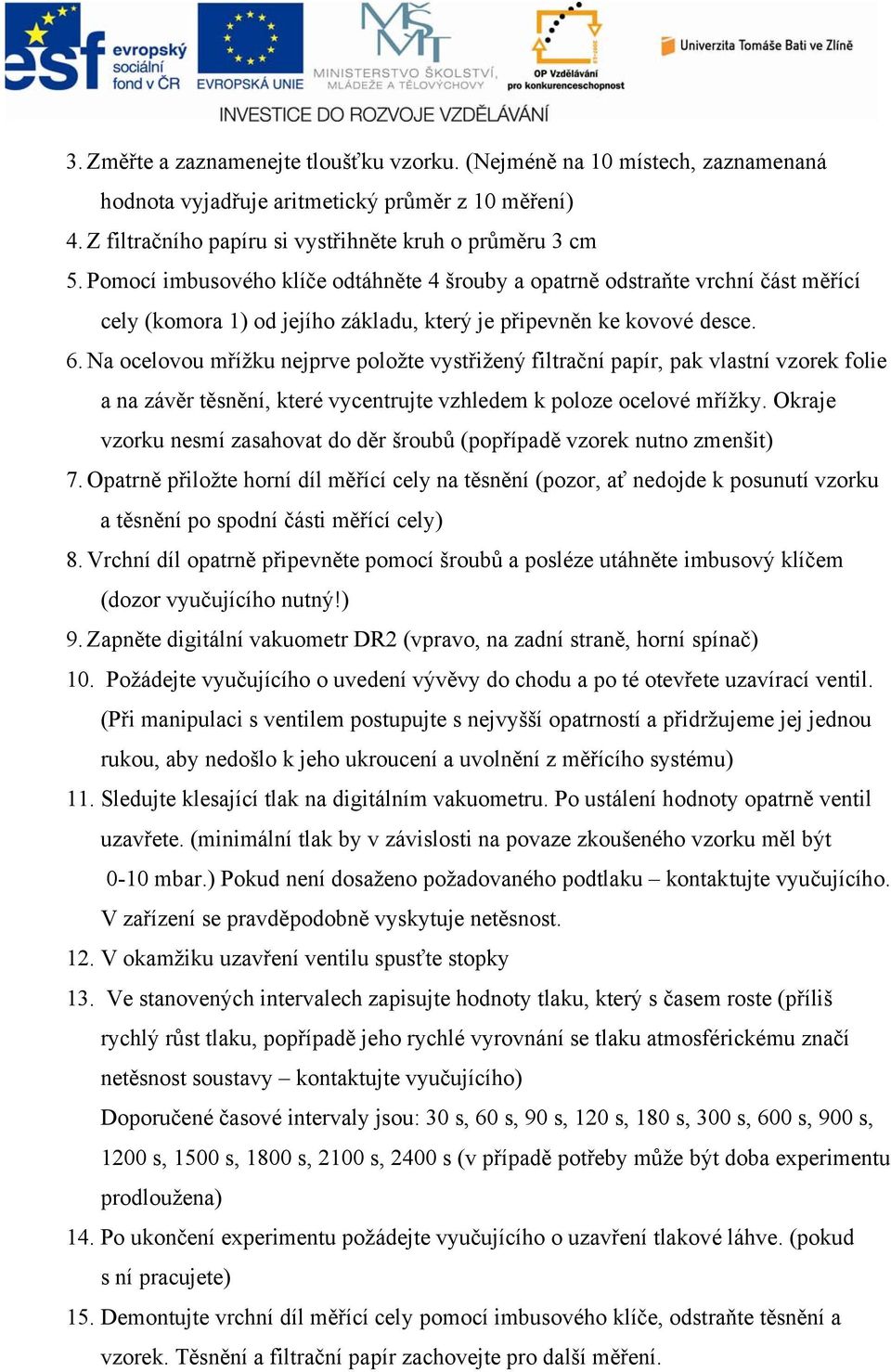 Na ocelovou mřížku nejprve položte vystřižený filtrační papír, pak vlastní vzorek folie a na závěr těsnění, které vycentrujte vzhledem k poloze ocelové mřížky.