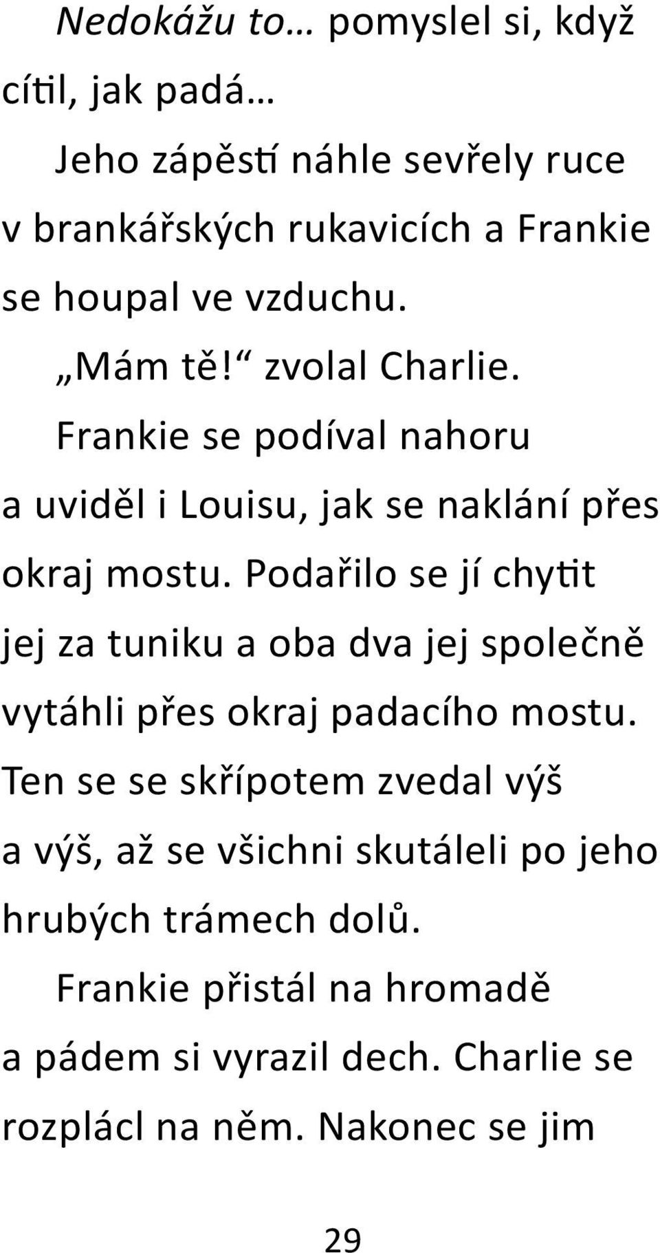 Podařilo se jí chy t jej za tuniku a oba dva jej společně vytáhli přes okraj padacího mostu.