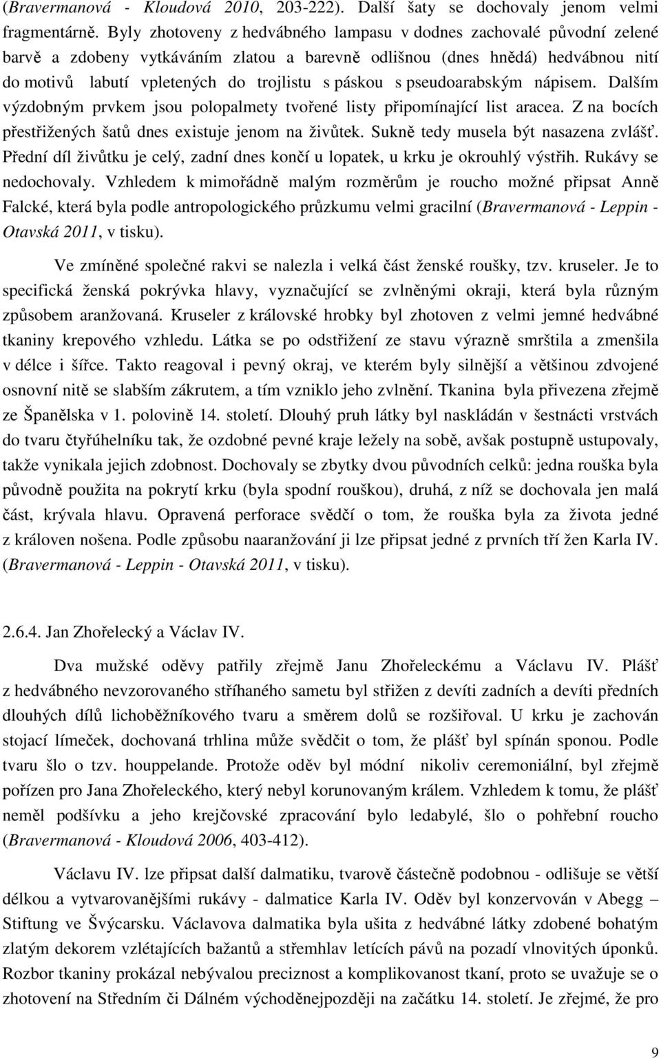 páskou s pseudoarabským nápisem. Dalším výzdobným prvkem jsou polopalmety tvořené listy připomínající list aracea. Z na bocích přestřižených šatů dnes existuje jenom na živůtek.