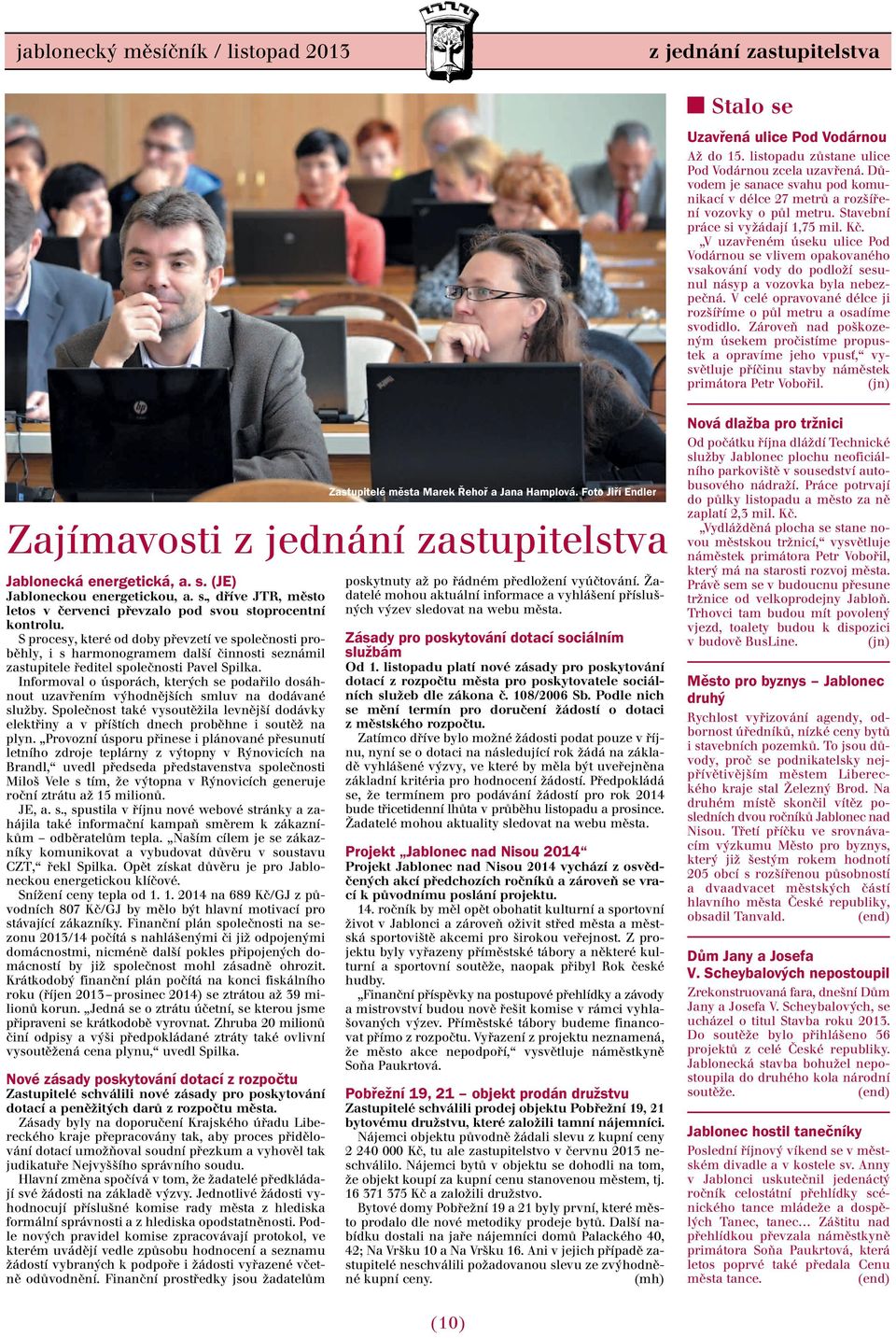 V uzavřeném úseku ulice Pod Vodárnou se vlivem opakovaného vsakování vody do podloží sesunul násyp a vozovka byla nebezpečná. V celé opravované délce ji rozšíříme o půl metru a osadíme svodidlo.