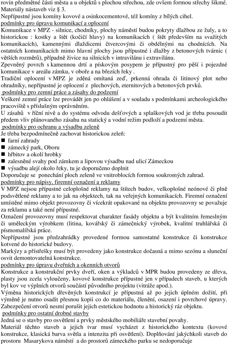 především na svažitých komunikacích), kamennými dlaždicemi čtvercovými či obdélnými na chodnících.