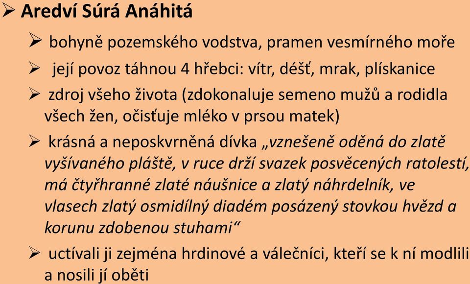 zlatě vyšívaného pláště, v ruce drží svazek posvěcených ratolestí, má čtyřhranné zlaté náušnice a zlatý náhrdelník, ve vlasech zlatý