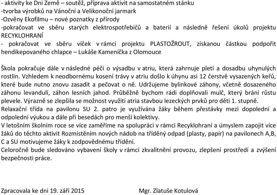 z Olomouce Škola pokračuje dále v následné péči o výsadbu v atriu, která zahrnuje pletí a dosadbu uhynulých rostlin.