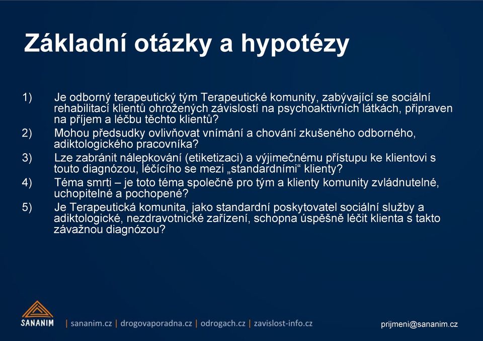 3) Lze zabránit nálepkování (etiketizaci) a výjimečnému přístupu ke klientovi s touto diagnózou, léčícího se mezi standardními klienty?