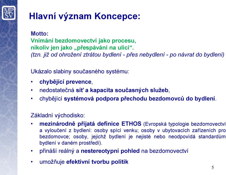 chybějící systémová podpora přechodu bezdomovců do bydlení.