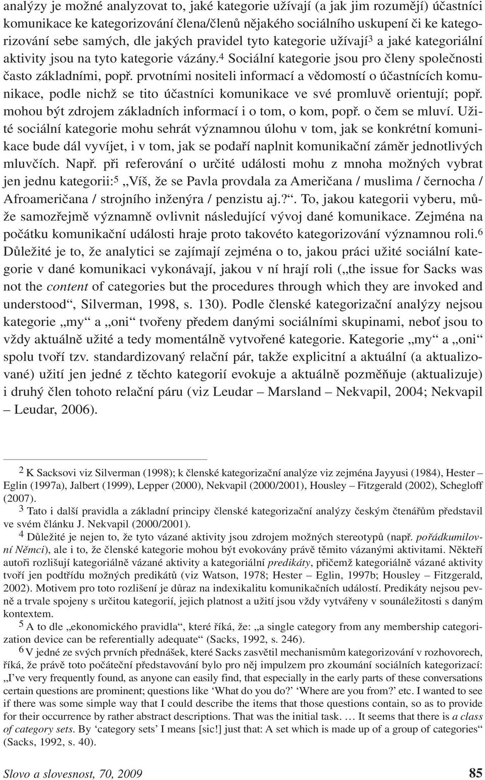 prvotními nositeli informací a vědomostí o účastnících komunikace, podle nichž se tito účastníci komunikace ve své promluvě orientují; popř.