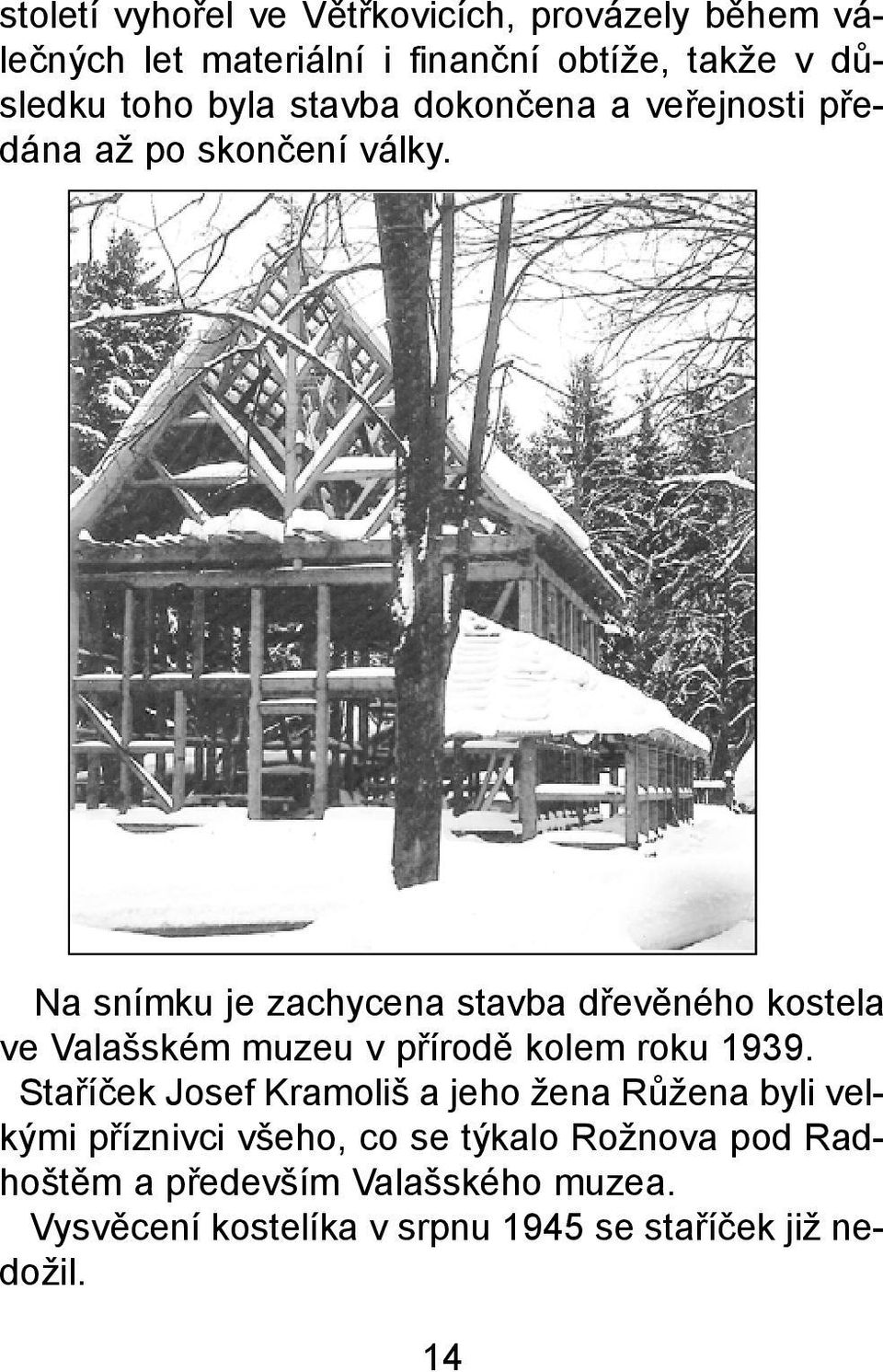 Na snímku je zachycena stavba døevìného kostela ve Valašském muzeu v pøírodì kolem roku 1939.