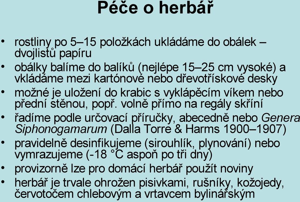 volně přímo na regály skříní řadíme podle určovací příručky, abecedně nebo Genera Siphonogamarum (Dalla Torre & Harms 1900 1907) pravidelně desinfikujeme