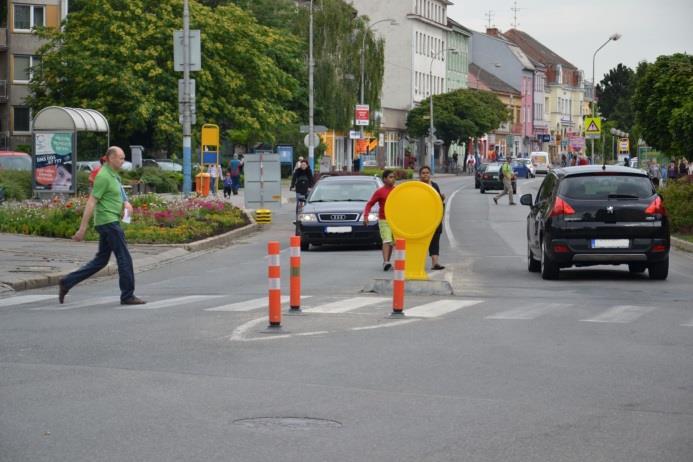 Méně často dochází k odstavování vozidel na vodorovné DZ č. V13a Šikmé rovnoběžné čáry v místě rozlehlých křižovatek, ale i takové odstavení vozidla je nebezpečné.