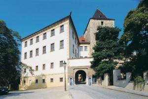 Rožmberský palác Městské paláce a zámky Šlechtici budovali své paláce na Pražském hradě, v Praze, Olomouci a Brně Rožmberský a Pernštejnský palác (později