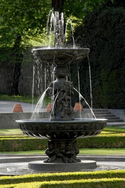 Sochařství v Čechách Většinou součástí architektury Novou formu mají renesanční portály a ostění oken Příchodem Habsburků se změnila umělecká orientace směrem k Itálii Ferdinand I.