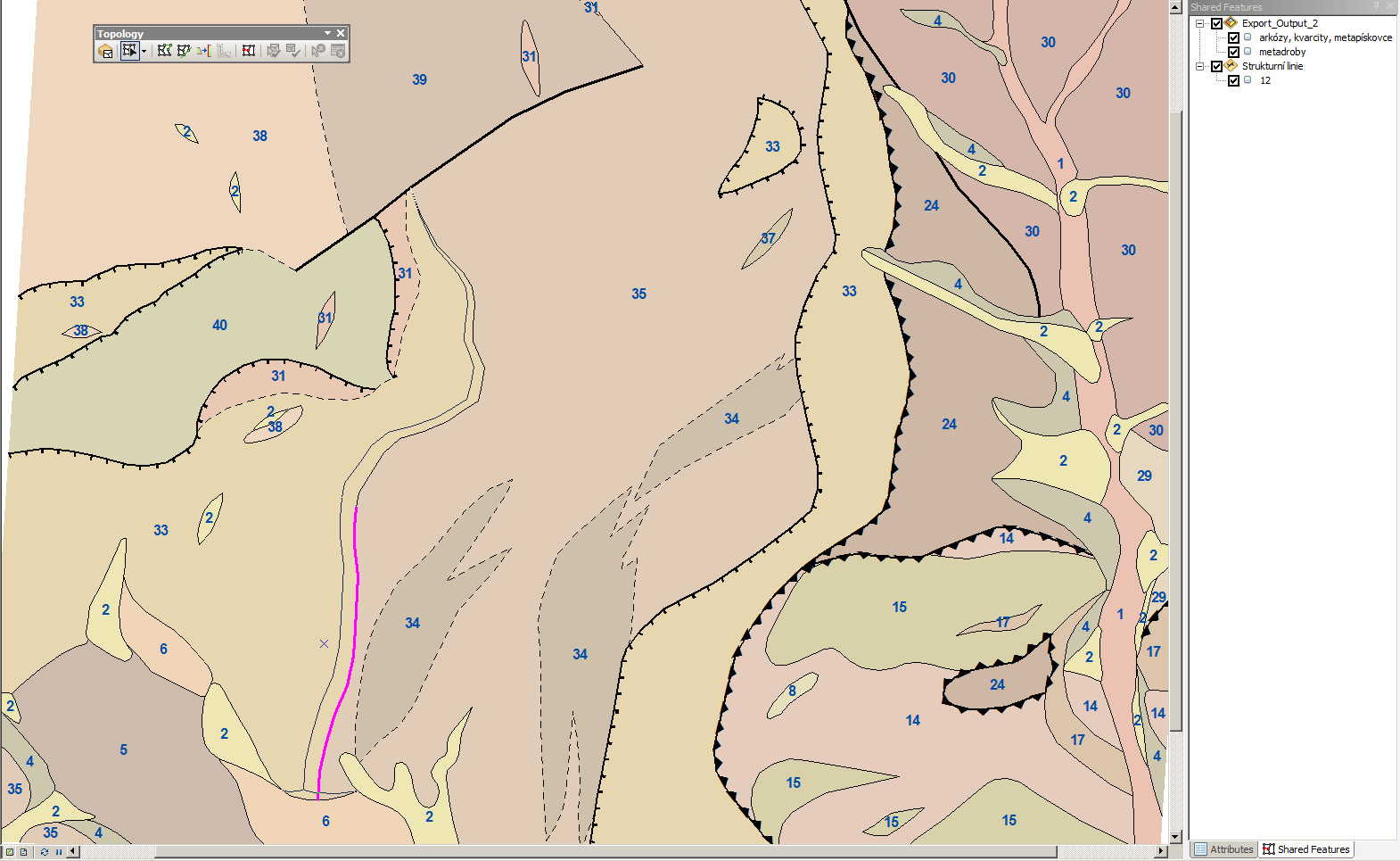 V základu můžete využít nástroje v toolbaru Topology pro společné úpravy všech souvisejících objektů v souvisejících mapových vrstvách.