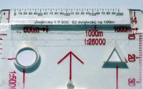 Pro účely měření vzdáleností krokováním se na hranu (či více hran) buzoly nalepí vlastní přepočítané měřítko (Obr. č.