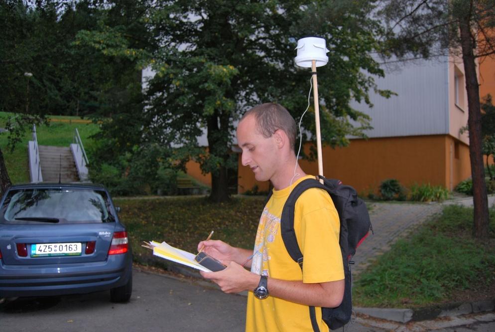 Obr. 4 Mobilní měření při chůzi (Navrátil, 25. 8. 2012) 3.4.3 Průjezdové a průchozí trasy Při měřících jízdách a chůzi byly trasy městem voleny tak, aby reprezentativně pokryly charakteristické ulice různé orientace, šířky a s různou výškou zástavby.