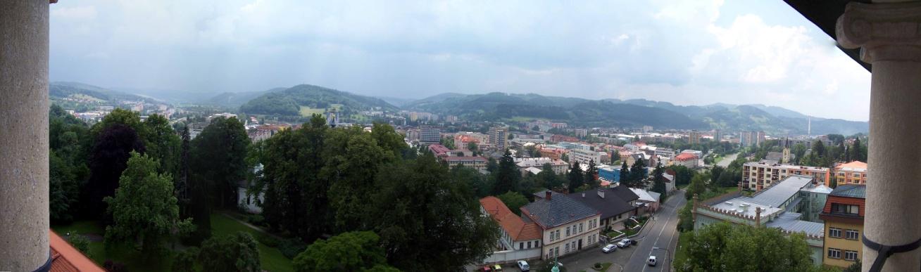 Západní okraj města je tvořen průmyslovou oblastí se slévárnou a teplárnou. Na východním okraji města v údolí Jasenice zabírá rozsáhlou plochu průmyslový areál bývalé Zbrojovky Vsetín.