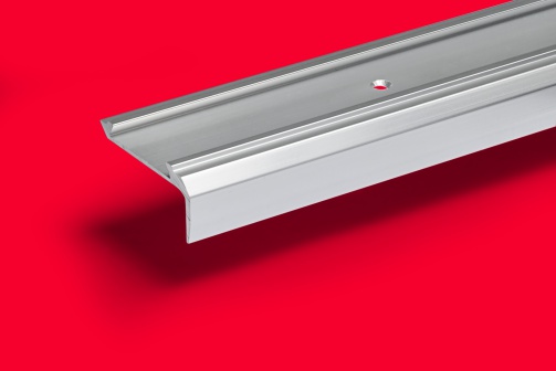 Profily na schodové hrany Profil na schodové hrany 1 3,5mm s PVC-vložkou Schodový profil jako ukončovací na podlahové krytiny do 4,5mm např. koberce.