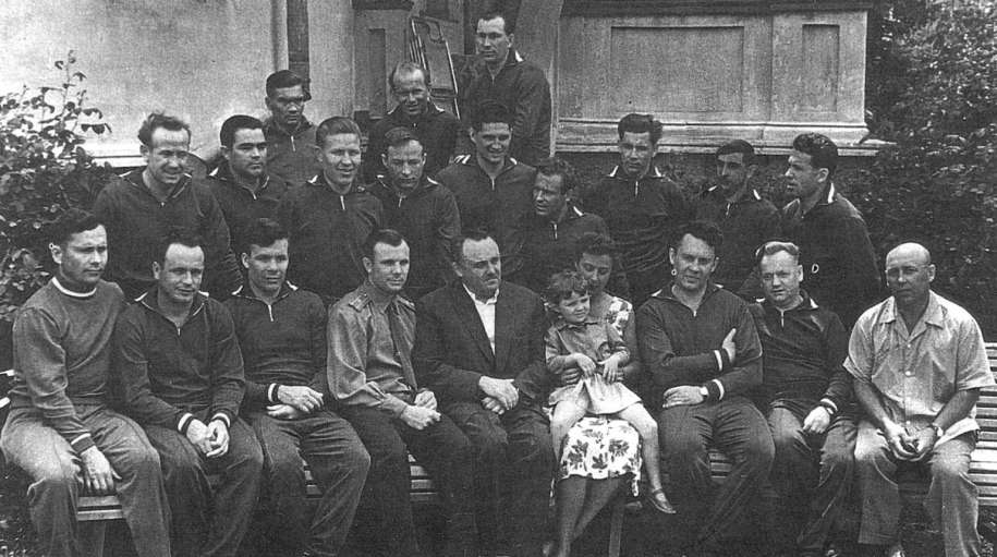 Prvý oddiel kozmonautov vyfotografovaný v máji 1961 v Soči. Zľava sedia: P.Popovič, V.Gorbatko, J.Chrunov, J.Gagarin, S.P.Koroljov, N.I.Koroljovová s dcérou P.
