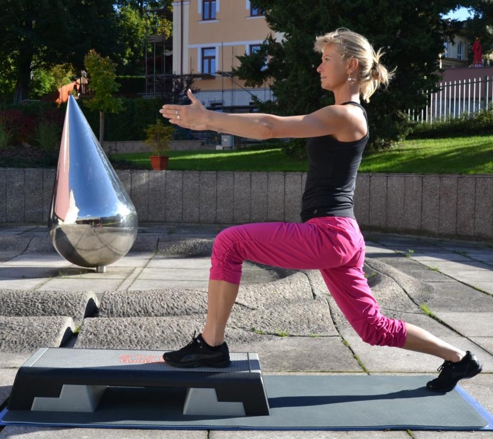 Sportovní aktivity s hudbou Step aerobik Naučit studentky základní kroky Jednoduchou cvičební choreografii