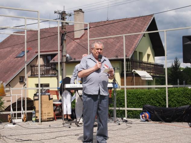 Startují tříčlenná družstva amatérských hráčů. Startovné za družstvo činí 150 Kč v čem je započítáno i občerstvení, které hráč obdrží. Závazné přihlášky do 30. 7. 2013 606 367 523 jan-seidl@volny.