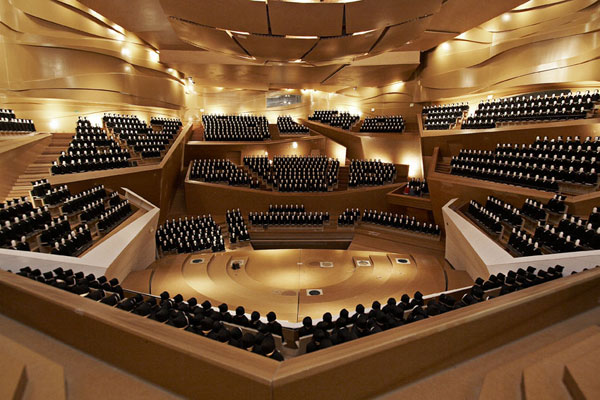 Koncertní sál stavěn jinak než sál divadelní, u hudby malý dozvuk nevadí, příjemné je když zvuk ještě chvíli