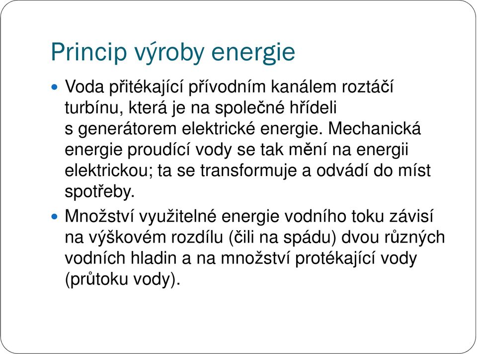 Mechanická energie proudící vody se tak mění na energii elektrickou; ta se transformuje a odvádí do