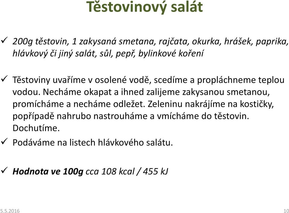 Necháme okapat a ihned zalijeme zakysanou smetanou, promícháme a necháme odležet.