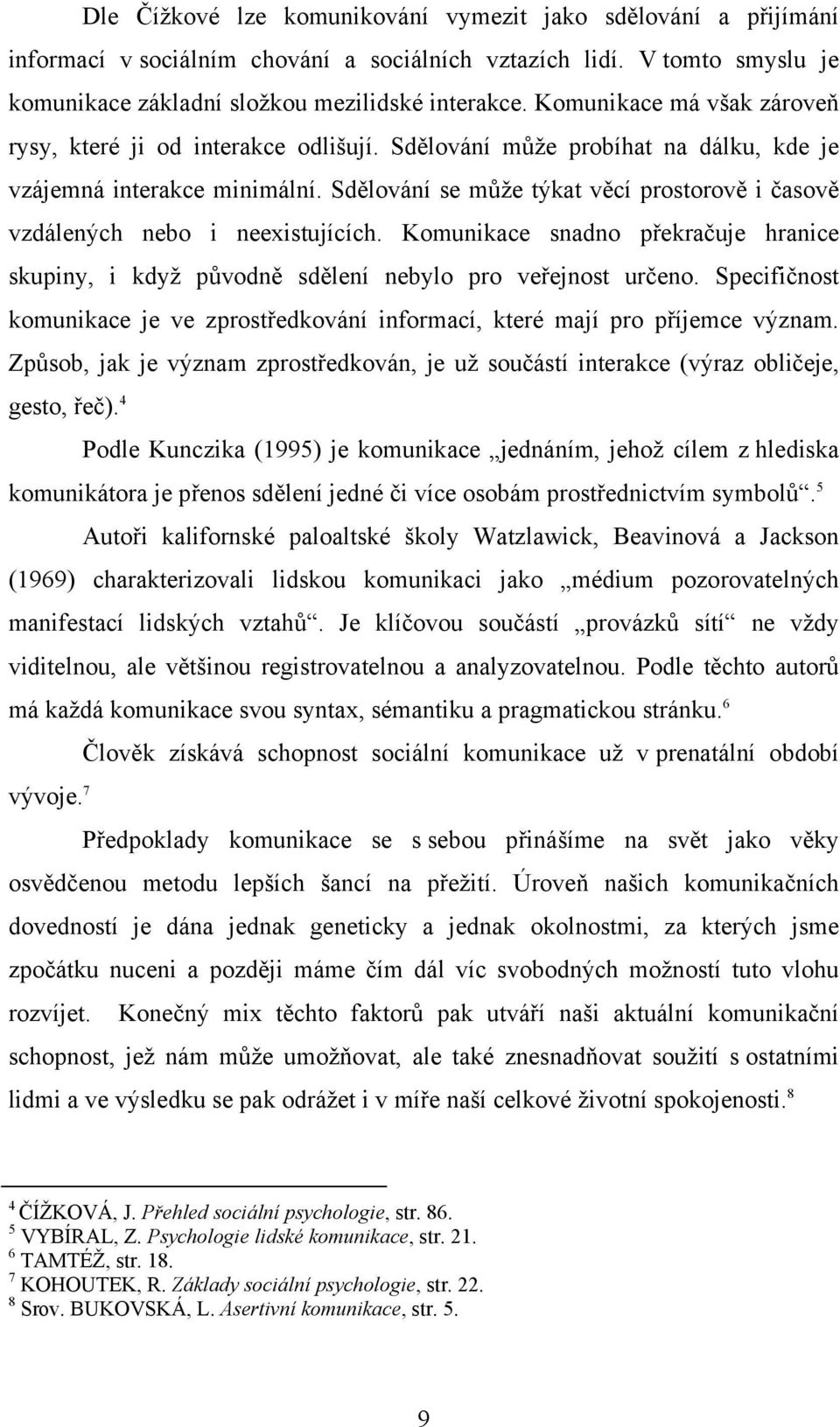 Sdělování se může týkat věcí prostorově i časově vzdálených nebo i neexistujících. Komunikace snadno překračuje hranice skupiny, i když původně sdělení nebylo pro veřejnost určeno.