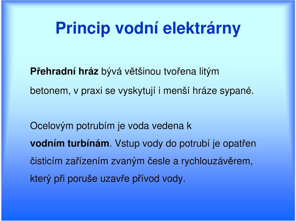 Ocelovým potrubím je voda vedena k vodním turbínám.