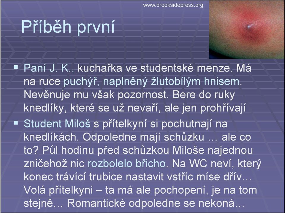 Bere do ruky knedlíky, které se už nevaří, ale jen prohřívají Student Miloš s přítelkyní si pochutnají na knedlíkách.