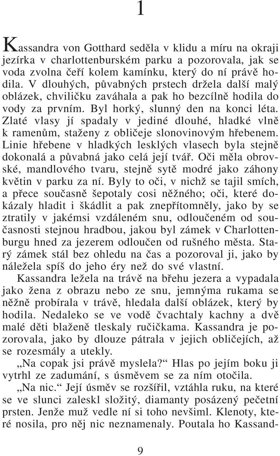 Zlaté vlasy jí spadaly v jediné dlouhé, hladké vlnû k ramenûm, staïeny z obliãeje slonovinov m hfiebenem.