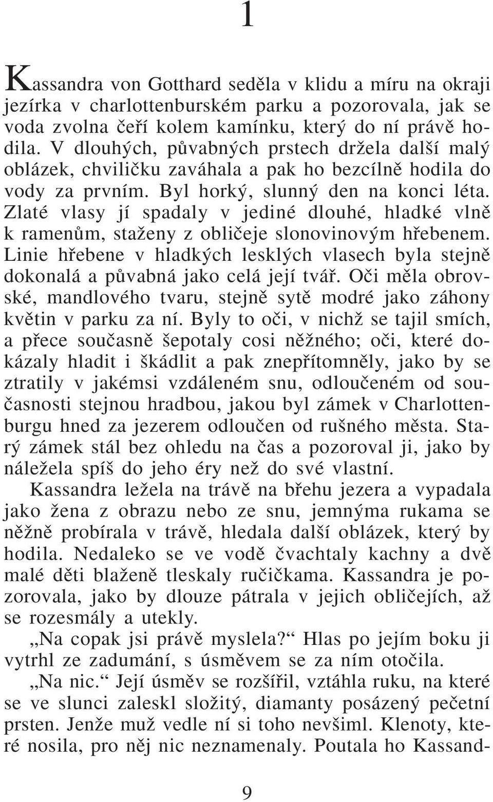 Zlaté vlasy jí spadaly v jediné dlouhé, hladké vlnû k ramenûm, staïeny z obliãeje slonovinov m hfiebenem.