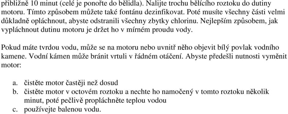 Nejlepším způsobem, jak vypláchnout dutinu motoru je držet ho v mírném proudu vody.