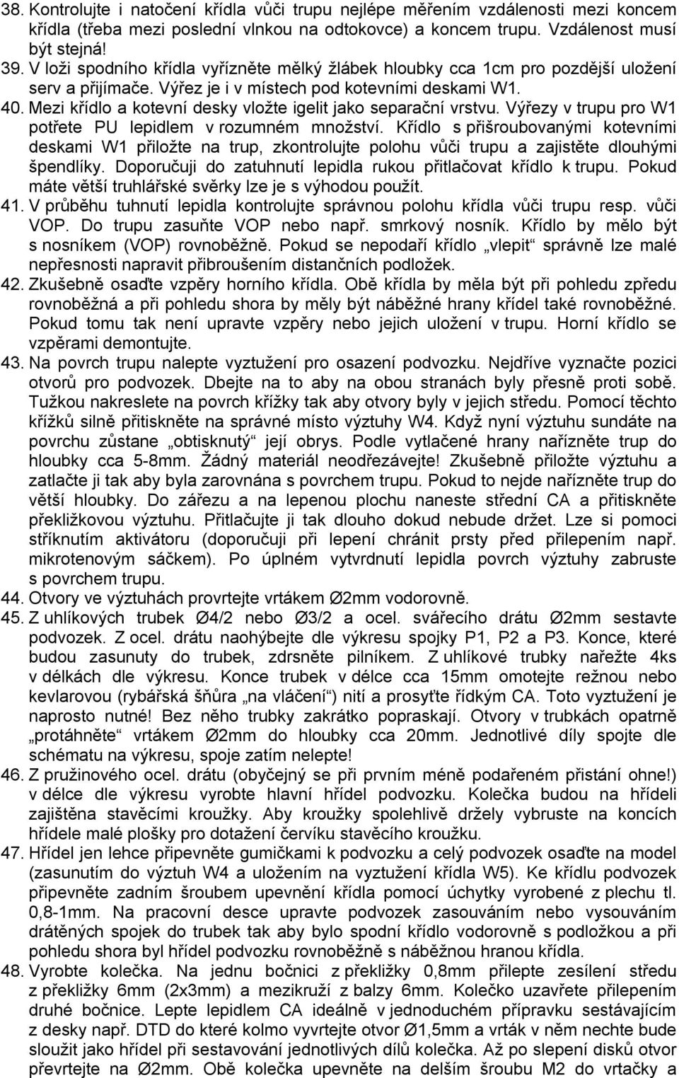 Mezi křídlo a kotevní desky vložte igelit jako separační vrstvu. Výřezy v trupu pro W1 potřete PU lepidlem v rozumném množství.