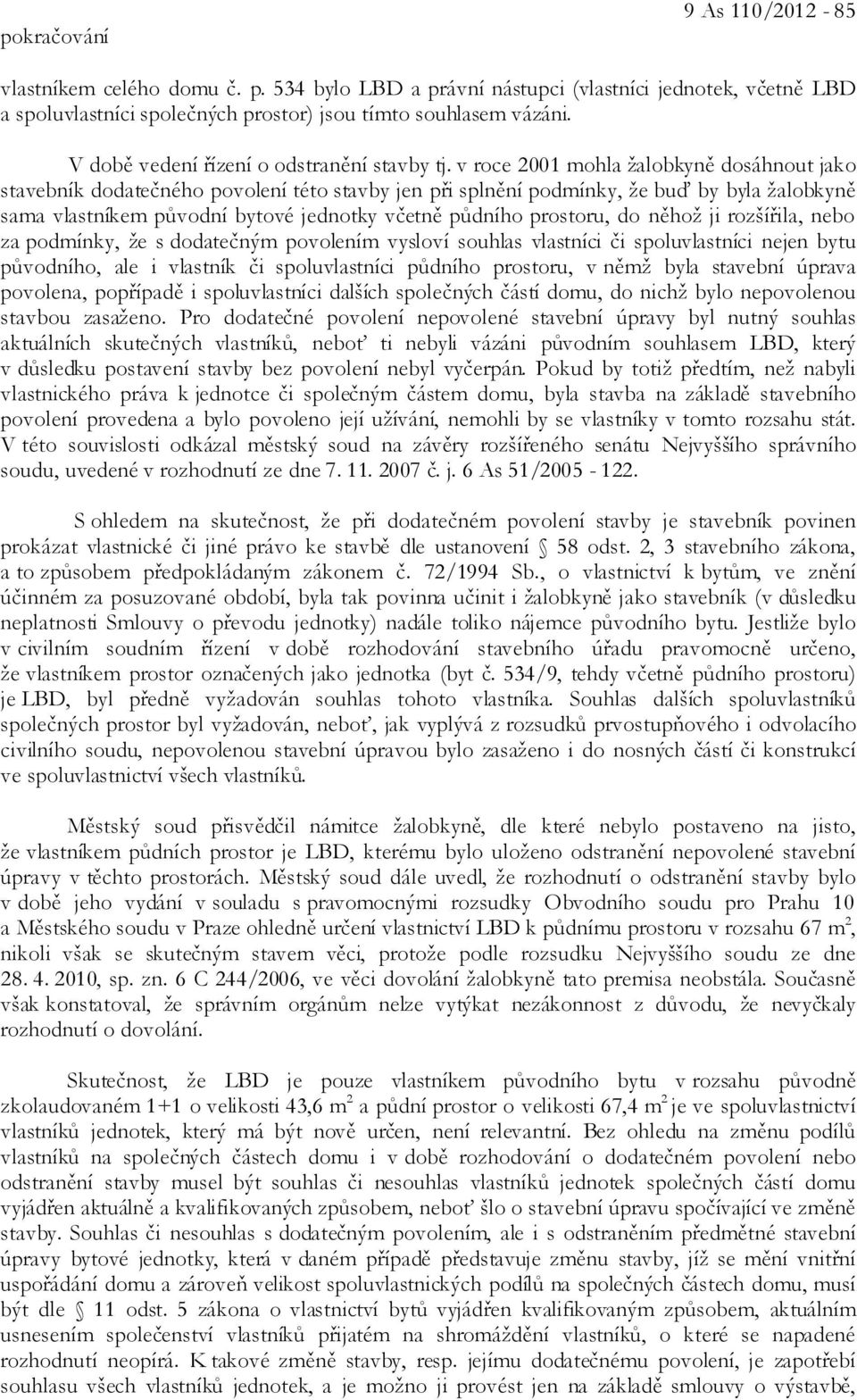 v roce 2001 mohla žalobkyně dosáhnout jako stavebník dodatečného povolení této stavby jen při splnění podmínky, že buď by byla žalobkyně sama vlastníkem původní bytové jednotky včetně půdního