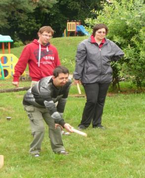 Kubbfest - už v červenci jsme dostali z Labyrintu Uherské Hradiště pozvání na turnaj ve hře Kubb. Dne. 8. brzy ráno jsme se shromáždili před Charitou a vyrazili auty na cestu do Uherského Hradiště.