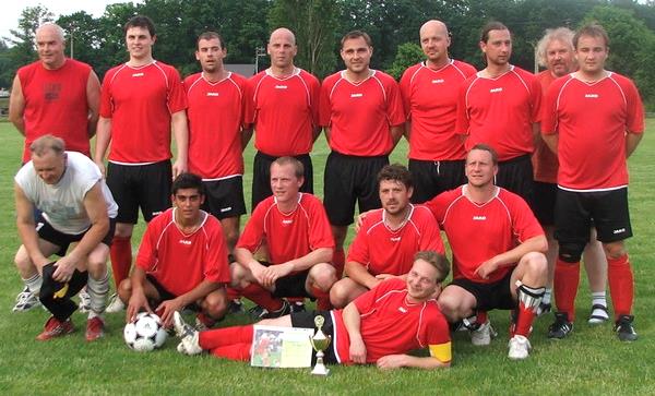Sezóna č.2-2007 / 2008 Do druhé sezóny jsme vstupovali posíleni, s odhodláním poprat se o postup do III. třídy. Toto odhodlání se nám nakonec podařilo splnit nad očekávání.