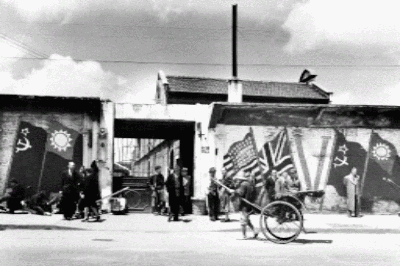 designated area pro evropské přistěhovalce židovského původu, kteří nebyli v Šanghaji déle než od roku 1937, zachytil Rothstein atmosféru těsně poválečné situace.