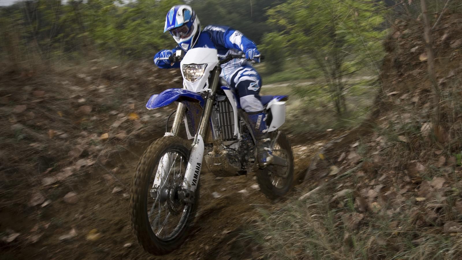 Výkon třídy 450, hbitost třídy 250 Nejnovější model společnosti Yamaha je vybaven širokou řadou vyspělých technologií motoru a rámu, které mají za úkol poskytnout vítězný výkon na závodní trati a
