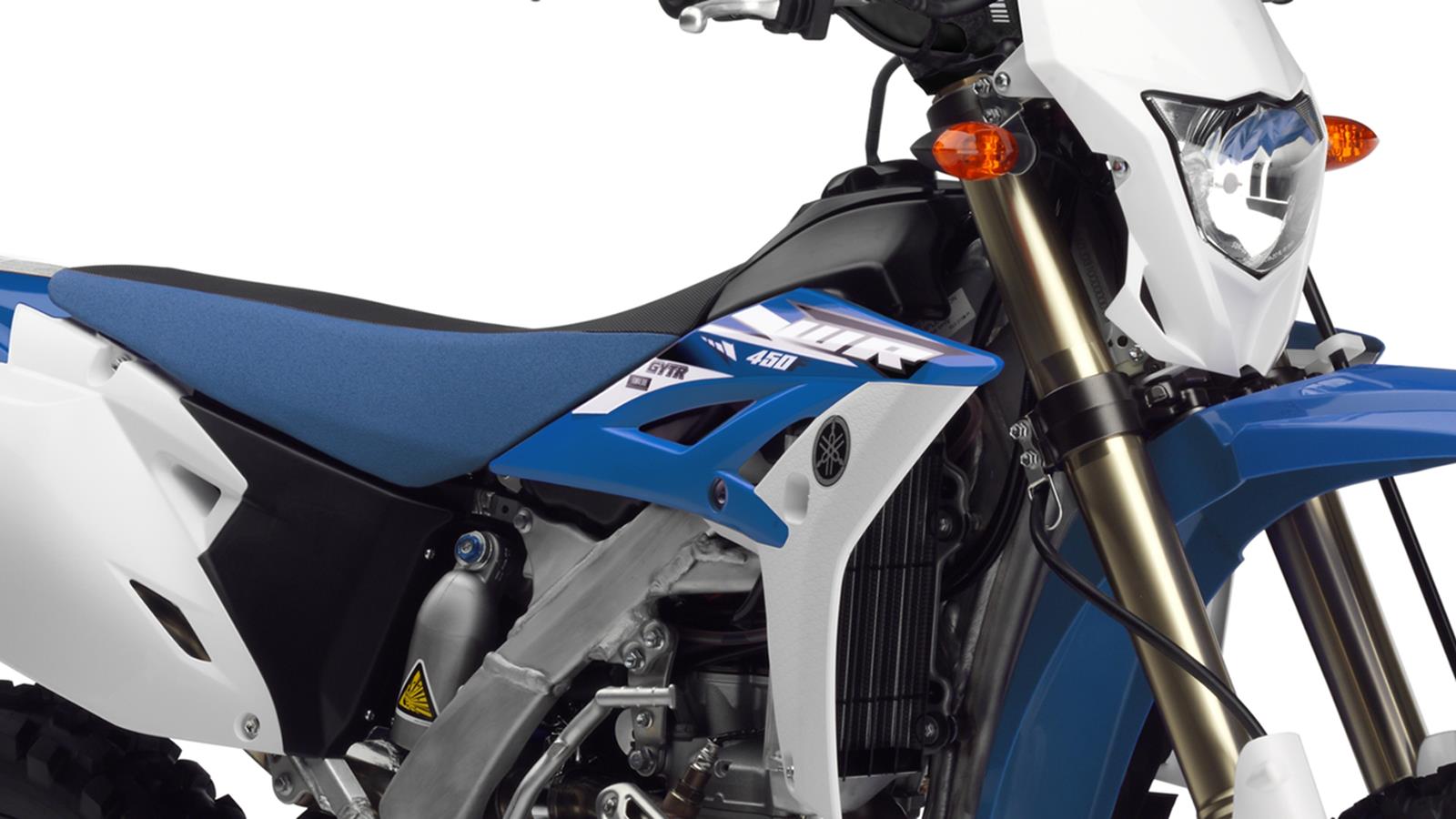 Kapalinou chlazený čtyřtaktní jednoválec s 5 ventily a objemem 449 ccm Kapalinou chlazený čtyřtaktní motor modelu si vydobyl v soutěžích enduro a mezi silničními motocykly legendární postavení díky