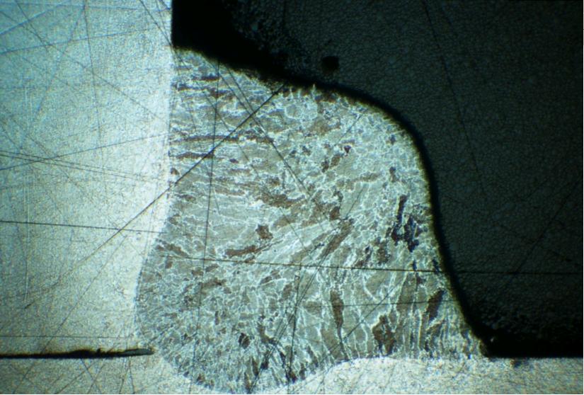 Při vyosení svařovacího hořáku o 0,6 mm a při pouţití naprosto stejných svařovacích parametrů jako u svaru S5c041 byl zhotoven svar S5c006. Z obrázku 3.23.